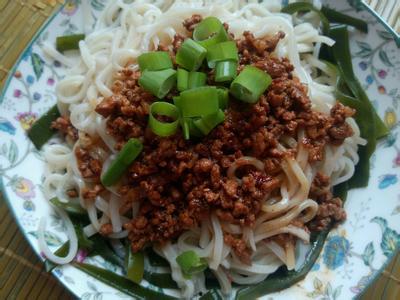 做炸酱面视频,一招学会地道北京风味