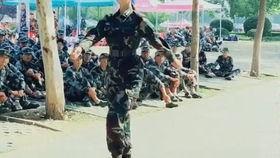 正步走视频,从视频中学步态之美