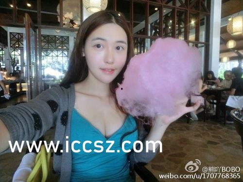 男生吃女生的胸视频,男生偷拍女生胸部引发热议