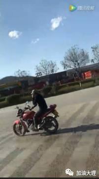 机车飙车视频,揭秘机车飙车视频背后的惊险瞬间